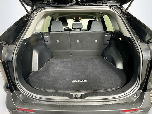 Used 2020 Toyota RAV4 LE image 27