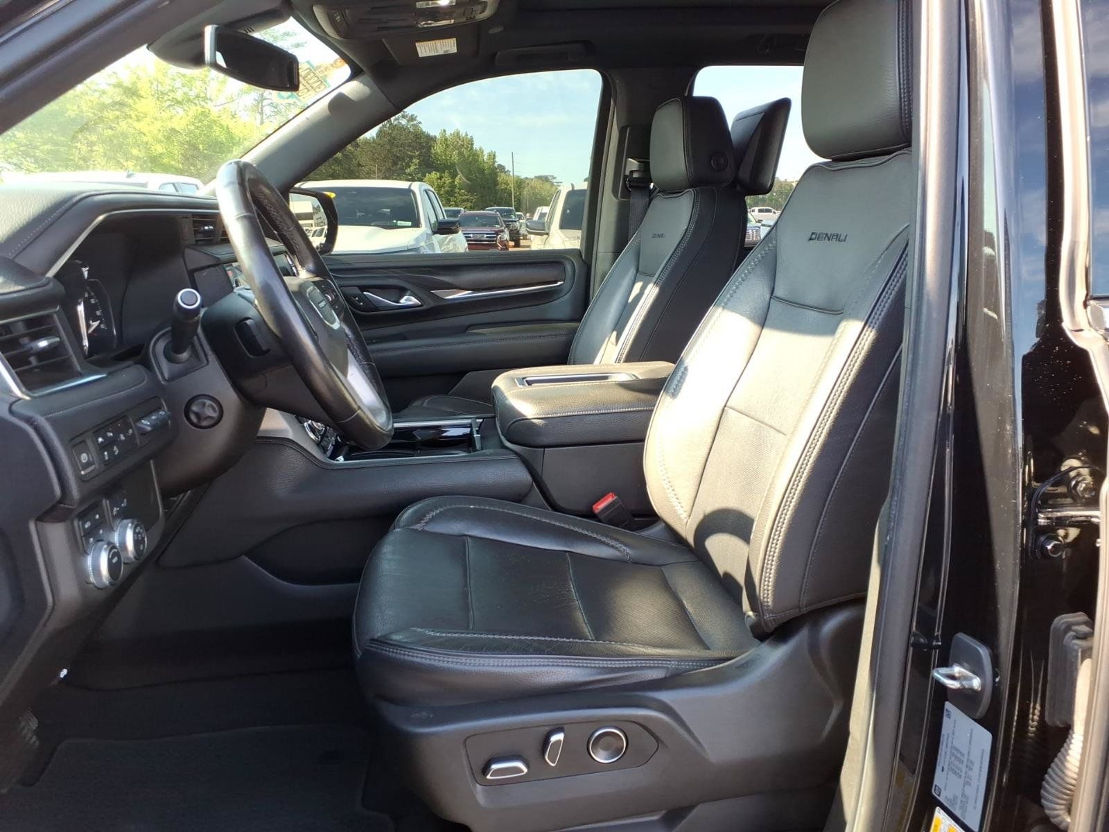 Used 2021 GMC Yukon Denali w/ LPO, Illumination Package AWD/4WD image 19