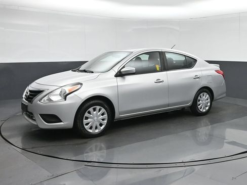 Used 2017 Nissan Versa SV FWD image 3