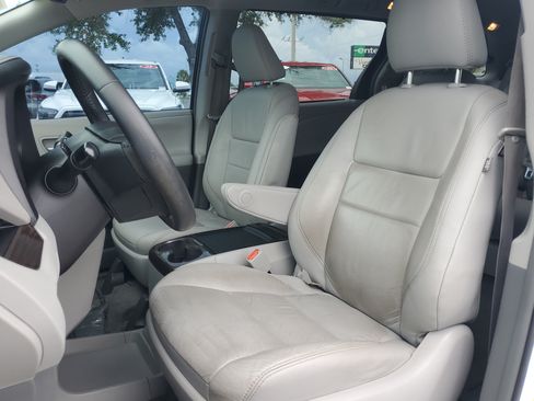 Certified 2018 Toyota Sienna XLE Premium FWD image 18