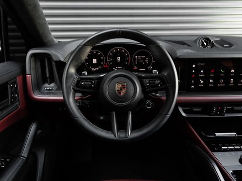 Certified 2025 Porsche Cayenne GTS AWD/4WD image 17