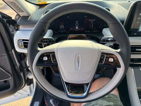 Used 2025 Lincoln Aviator AWD w/ Jet Appearance Package image 23