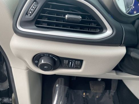 Used 2023 Chrysler Pacifica Touring-L FWD image 19
