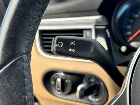 Used 2018 Porsche Macan AWD/4WD image 33