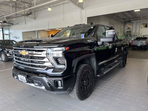 Used 2024 Chevrolet Silverado 2500 High Country w/ Technology Package AWD/4WD image 4