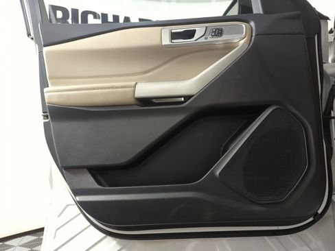 Used 2022 Ford Explorer Limited w/ Equipment Group 301A image 8