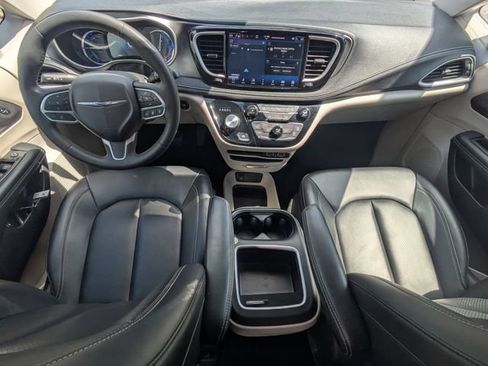 Used 2024 Chrysler Pacifica Limited FWD image 15
