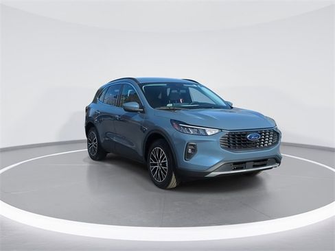 Used 2025 Ford Escape SE w/ Class II Trailer Tow Package image 2