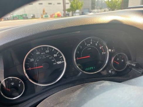 Used 2011 Jeep Wrangler Unlimited Sahara AWD/4WD image 11