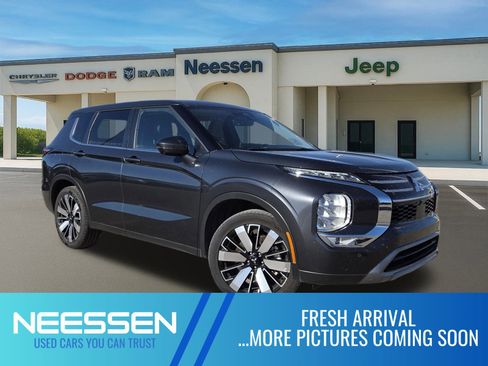 Used 2025 Mitsubishi Outlander SE image 1