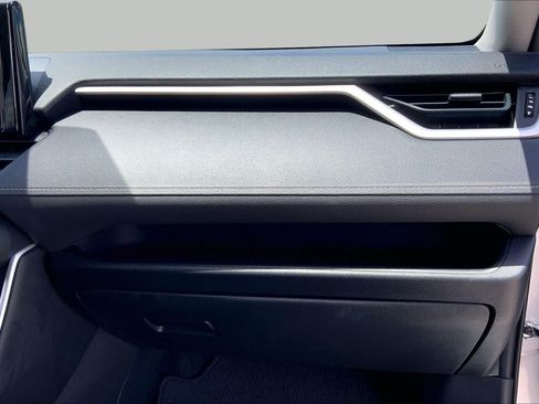 Used 2019 Toyota RAV4 LE FWD image 18