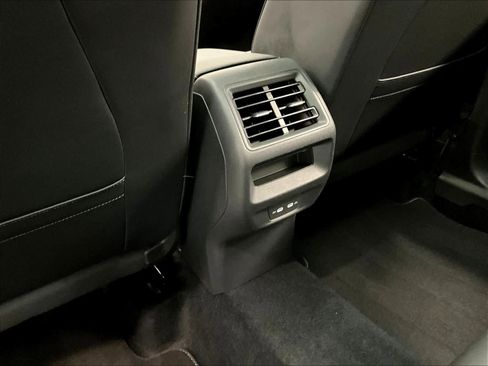 Used 2025 Volkswagen Tiguan SE w/ Panoramic Sunroof Package image 38