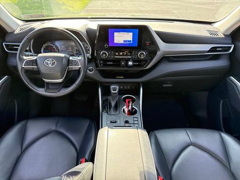 Used 2023 Toyota Highlander XLE AWD/4WD image 19