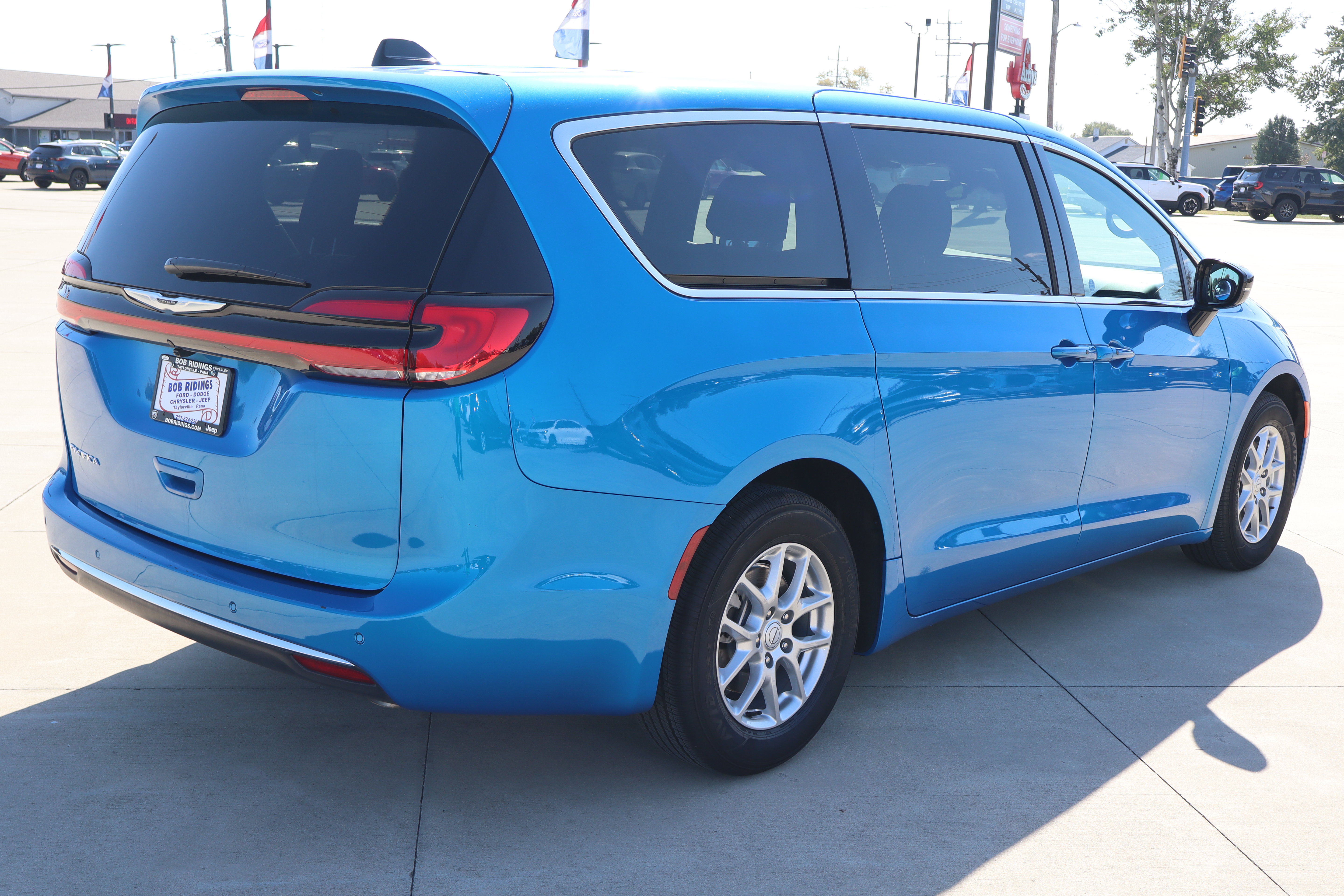 Used 2026 Chrysler Pacifica Select FWD image 5