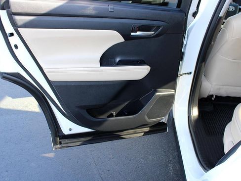 Used 2023 Toyota Highlander L image 15