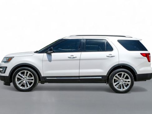 Used 2017 Ford Explorer XLT w/ Equipment Group 202A image 9