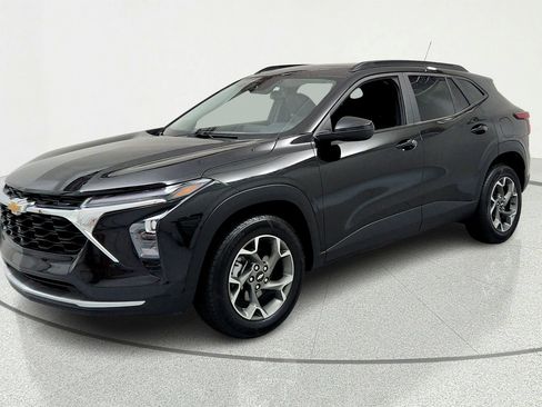 Used 2024 Chevrolet Trax LT w/ Sunroof Package FWD image 1