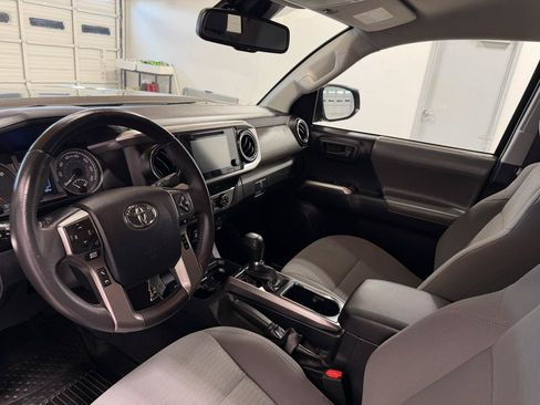 Used 2019 Toyota Tacoma SR5 AWD/4WD image 15