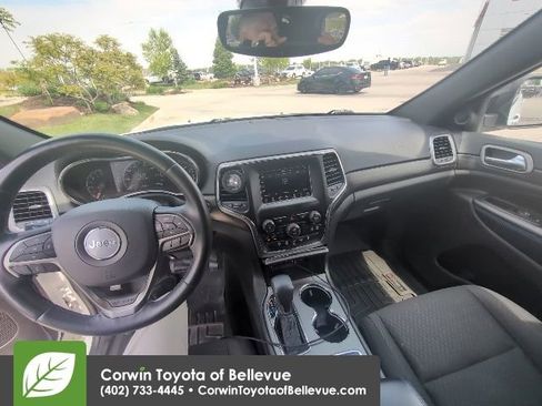 Used 2019 Jeep Grand Cherokee Laredo AWD/4WD image 38
