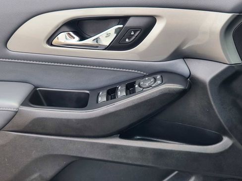 Used 2021 Chevrolet Traverse LT image 23