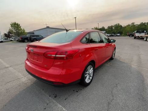 Used 2017 Ford Focus SE w/ Cold Weather Package FWD image 9