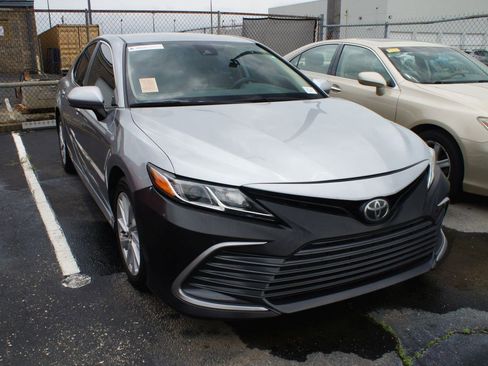 Used 2022 Toyota Camry LE FWD image 3