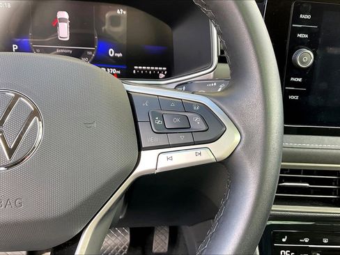 Certified 2025 Volkswagen Taos SE image 19