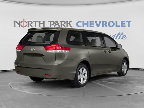 Used 2014 Toyota Sienna LE FWD image 2