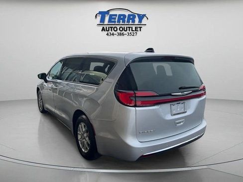 Used 2023 Chrysler Pacifica Touring-L image 5