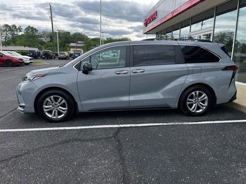 Used 2023 Toyota Sienna XSE w/ XSE Plus Package AWD/4WD image 4