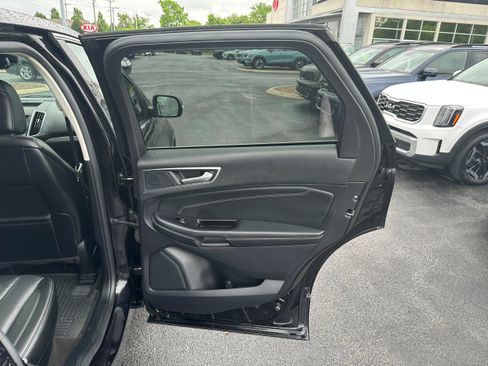 Used 2020 Ford Edge Titanium w/ Equipment Group 301A AWD/4WD image 18