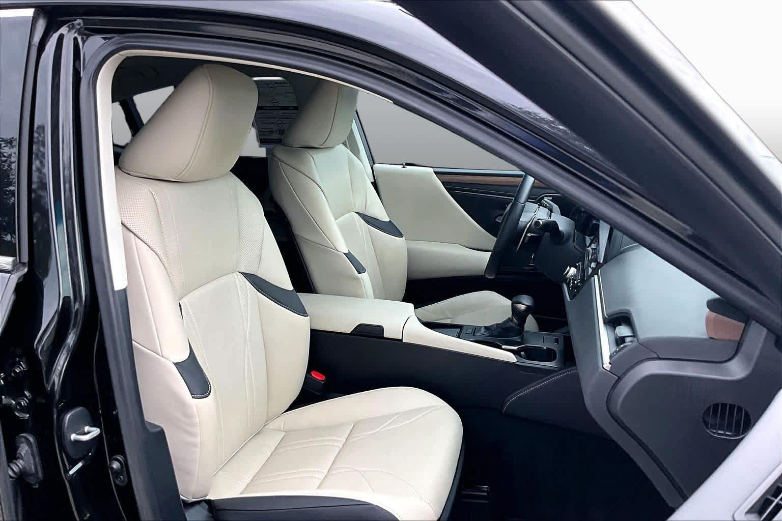 Used 2025 Lexus ES 350 Ultra Luxury w/ Accessory Package (Z2) FWD image 9