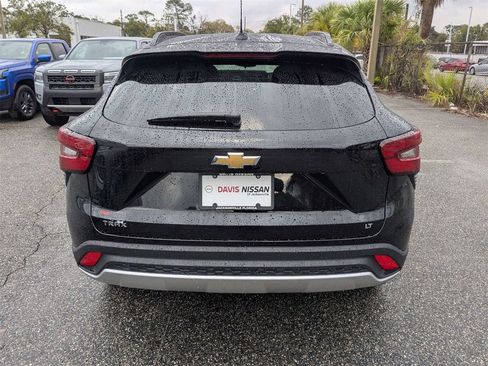 Used 2025 Chevrolet Trax LT w/ LT Convenience Package image 5