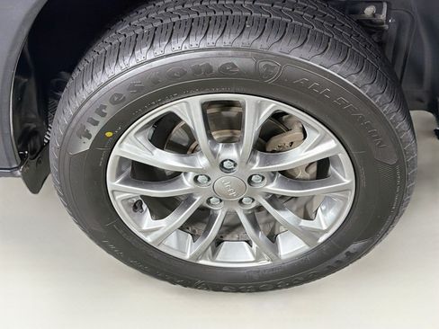 Used 2019 Jeep Cherokee Latitude Plus FWD image 11