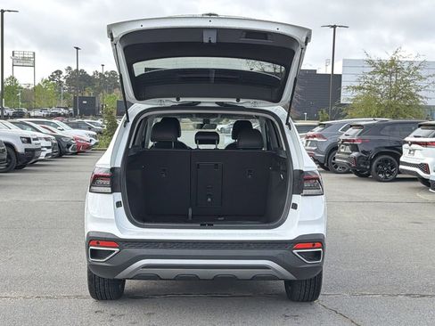 New 2026 Volkswagen Taos SE FWD image 14