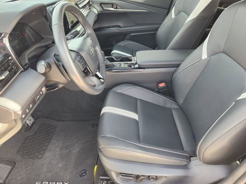 Used 2025 Toyota Camry SE w/ Convenience Package image 16