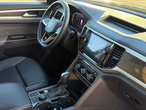 Used 2022 Volkswagen Atlas SE w/ Panoramic Sunroof Package image 10