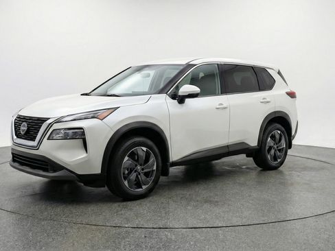 Used 2025 Nissan Rogue SV image 3