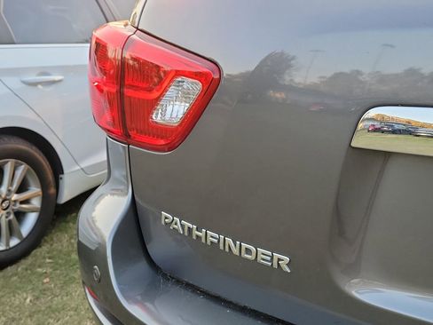 Used 2017 Nissan Pathfinder SV image 18