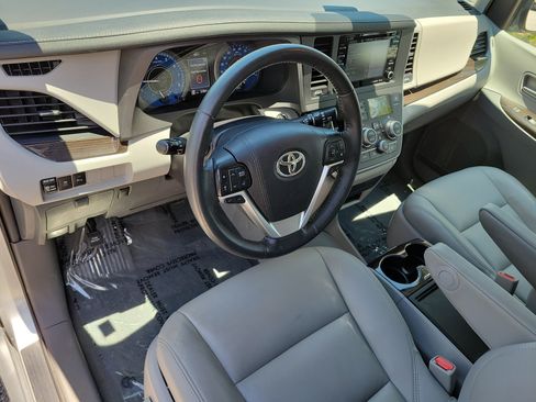 Used 2020 Toyota Sienna XLE w/ XLE Navigation Package FWD image 15