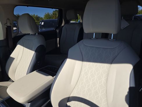 New 2026 Kia Carnival EX FWD image 22
