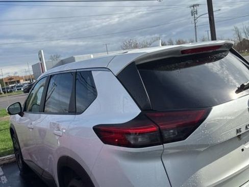 Used 2024 Nissan Rogue SV image 9