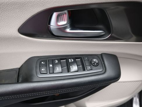 Used 2017 Chrysler Pacifica Platinum image 11