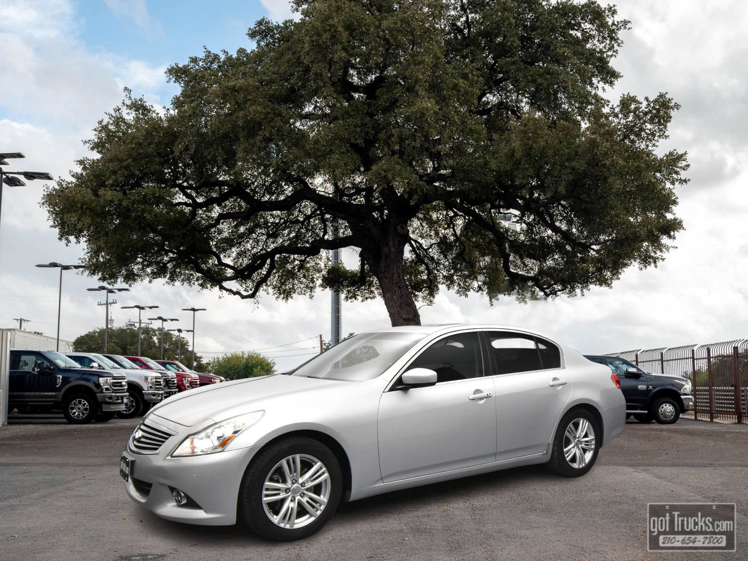 Used 2015 INFINITI Q40 w/ Navigation Package RWD image 1