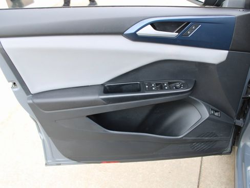 Certified 2023 Volkswagen Taos SE w/ Panoramic Sunroof Package image 9