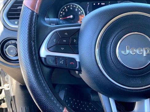 Used 2018 Jeep Renegade Latitude image 23