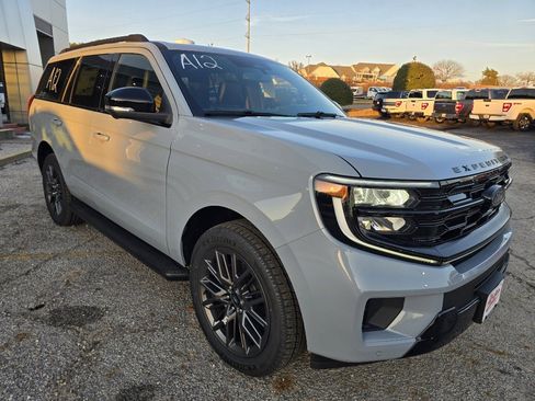 New 2026 Ford Expedition Platinum w/ Stealth Appearance Package image 3
