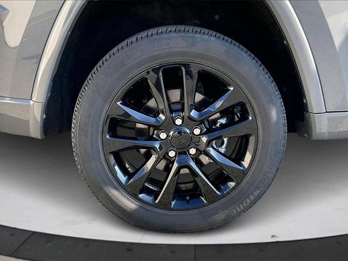 Certified 2022 Jeep Grand Cherokee Laredo X image 35