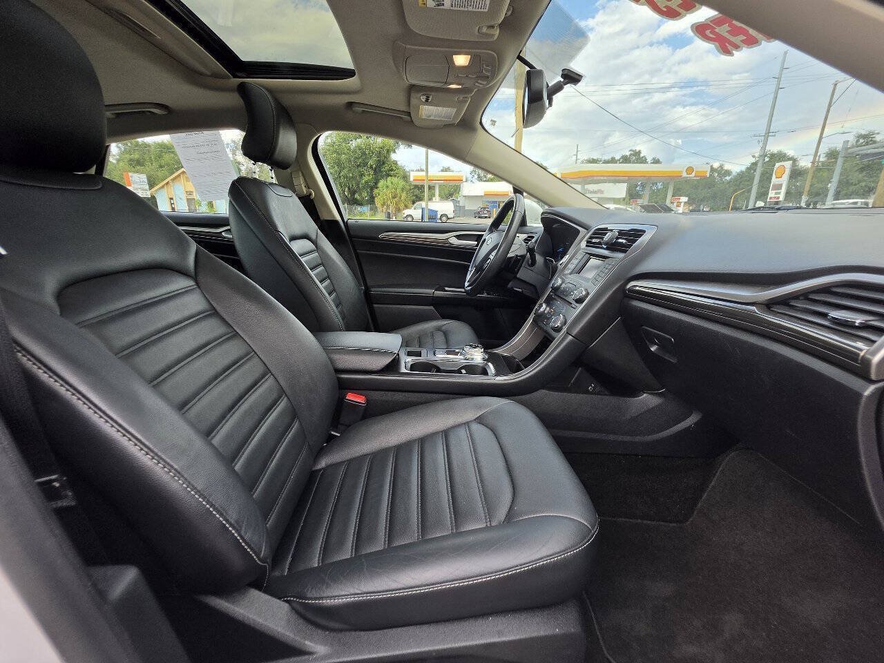 Used 2017 Ford Fusion SE FWD image 15