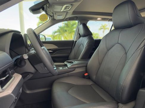Used 2025 Toyota Grand Highlander FWD image 4